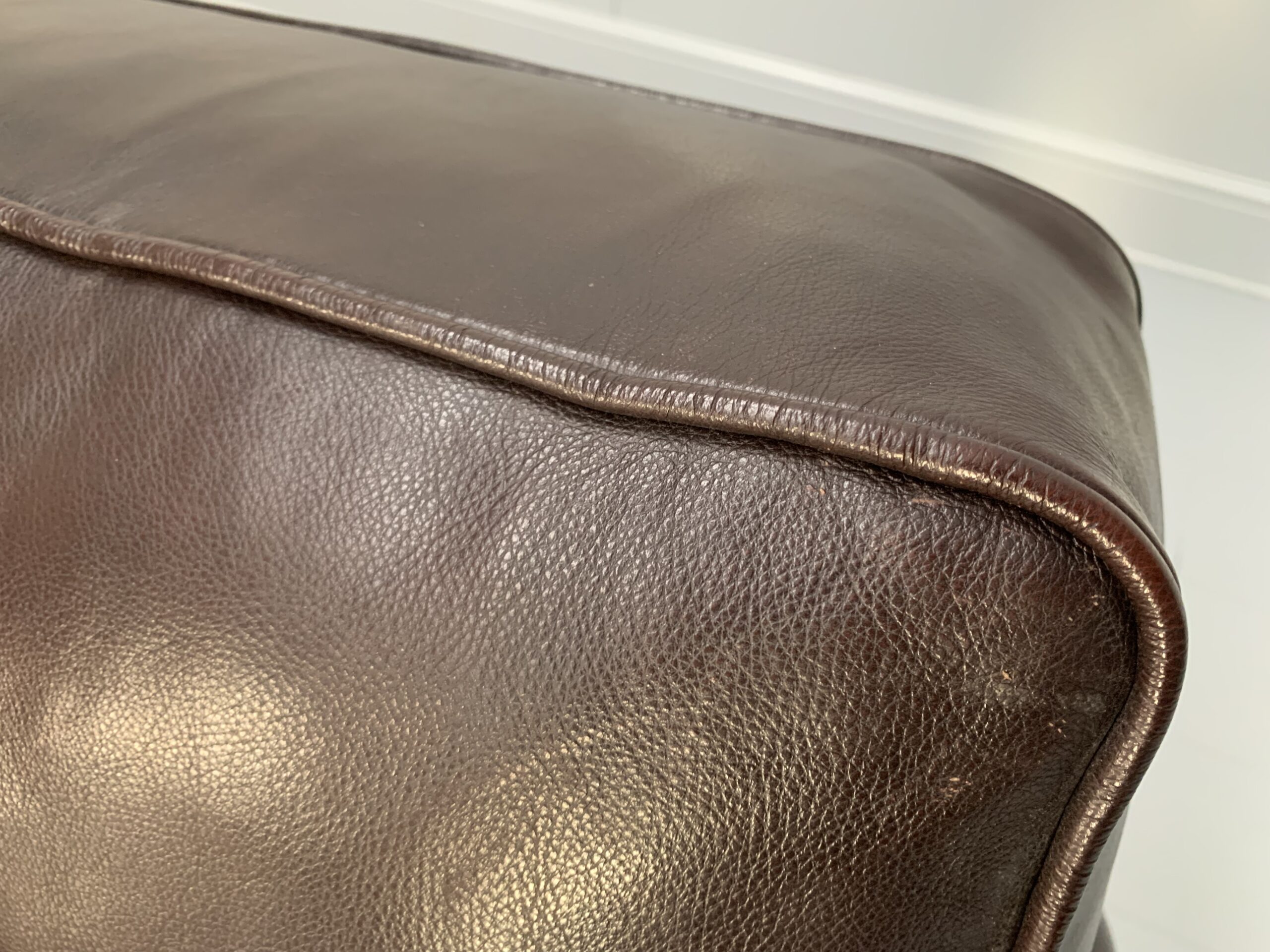 Duresta "New Plantation" Grand 4-Seat Sofa - In Dark Brown Leather - Image 17